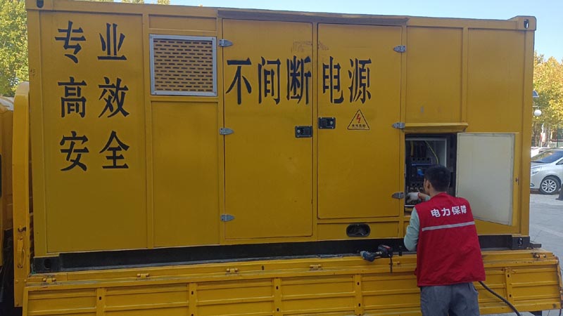 英吉沙柴油发电机组和UPS电源配合使用时，如何避免切换过程中的电力中断？